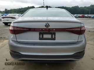 2025 Volkswagen Jetta SE z VIN 3VW7X7BUXSM029750, wystawiony jako Copart lot #63030215 z przebiegiem 16 812 mil mil oraz Czysty tytuł • Clean title. Historia ofert i sprzedaży dostępna na DreamBid. Obrazek 6.