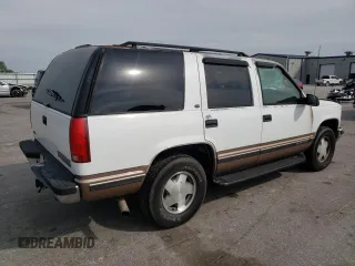 1998 Chevrolet Tahoe z VIN 1GNEK13R7WJ348565, wystawiony jako Copart lot #53375725 z przebiegiem 176 919 mil mil oraz Szkoda całkowita • Salvage title. Historia ofert i sprzedaży dostępna na DreamBid. Obrazek 3.