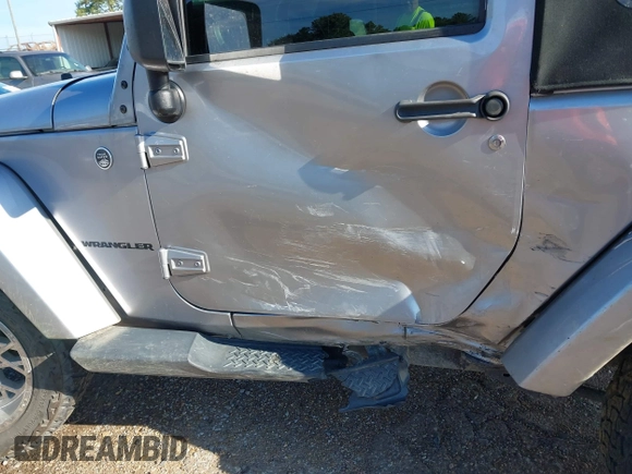 2016 Jeep Wrangler Sahara z VIN 1C4AJWBGXGL120329, wystawiony jako IAAI lot #40239916 z przebiegiem 96 731 mil mil oraz . Historia ofert i sprzedaży dostępna na DreamBid. Obrazek 6.