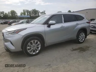 2024 Toyota Highlander LE z VIN 5TDKDRAH3RS544265, wystawiony jako Copart lot #57498995 z przebiegiem 5 374 mil mil oraz Szkoda całkowita • Salvage title. Historia ofert i sprzedaży dostępna na DreamBid. Obrazek 1.