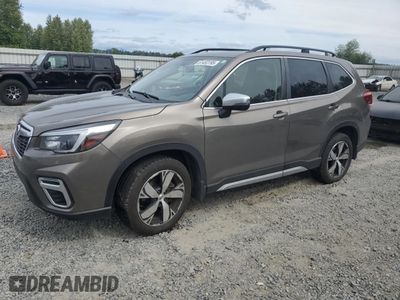 2021 Subaru Forester Touring z VIN JF2SKAXC0MH560263, wystawiony jako Copart lot #61453195 z przebiegiem Nie podano mil oraz Szkoda całkowita • Salvage title. Historia ofert i sprzedaży dostępna na DreamBid. Obrazek 1.