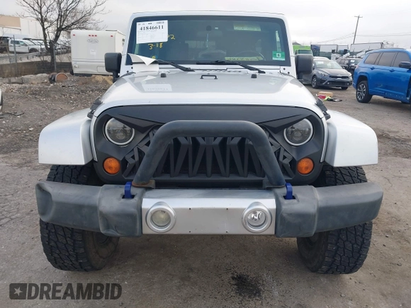 2008 Jeep Wrangler Unlimited Sahara с VIN 1J4GA59138L505460, выставлен на аукционе IAAI как лот 41846611 с пробегом 116 658 миль миль и . История ставок и продаж доступна на DreamBid. Изображение 6.