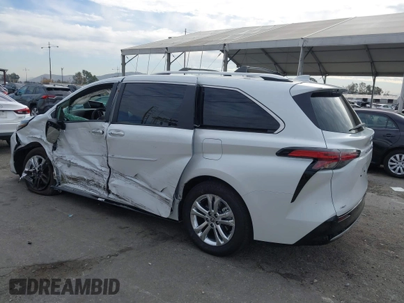 2024 Toyota Sienna Platinum z VIN 5TDESKFC4RS119032, wystawiony jako IAAI lot #41068384 z przebiegiem 10 497 mil mil oraz . Historia ofert i sprzedaży dostępna na DreamBid. Obrazek 3.