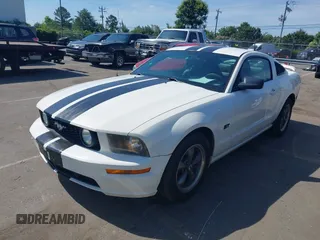 2005 Ford Mustang GT Deluxe z VIN 1ZVFT82H155226414, wystawiony jako IAAI lot #42458005 z przebiegiem 202 773 mil mil oraz . Historia ofert i sprzedaży dostępna na DreamBid. Obrazek 2.