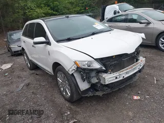 2013 Lincoln MKX z VIN 2LMDJ6JK9DBL27647, wystawiony jako IAAI lot #42140913 z przebiegiem 211 412 mil mil oraz . Historia ofert i sprzedaży dostępna na DreamBid. Obrazek 1.