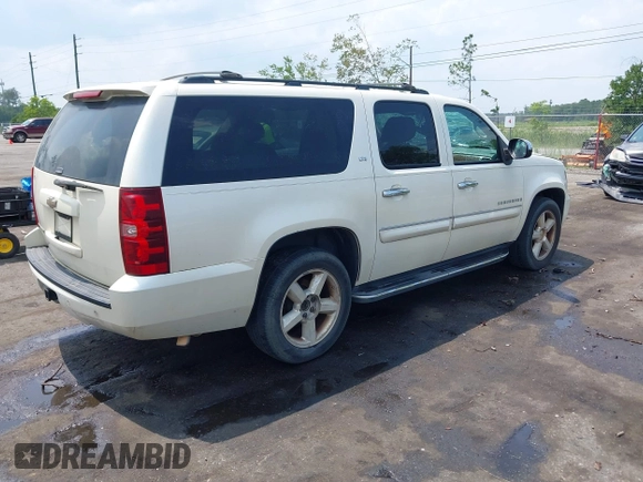2008 Chevrolet Suburban LTZ z VIN 1GNFC16JX8R252506, wystawiony jako IAAI lot #42402610 z przebiegiem 308 625 mil mil oraz . Historia ofert i sprzedaży dostępna na DreamBid. Obrazek 4.