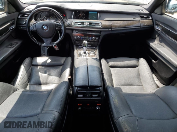 2015 BMW 7 Series 740i z VIN WBAYA6C59FD826788, wystawiony jako Copart lot #55747215 z przebiegiem 134 960 mil mil oraz Szkoda całkowita • Salvage title. Historia ofert i sprzedaży dostępna na DreamBid. Obrazek 8.