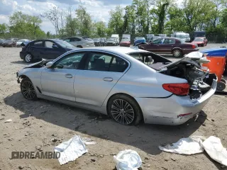 2020 BMW 5 Series 530i z VIN WBAJR3C06LWW60422, wystawiony jako Copart lot #55393945 z przebiegiem Nie podano mil oraz Tytuł czysty. Historia ofert i sprzedaży dostępna na DreamBid. Obrazek 2.