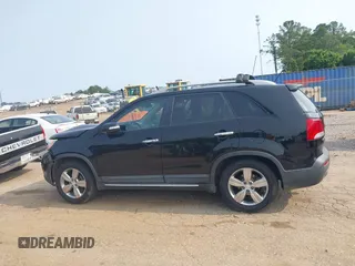 2013 Kia Sorento EX z VIN 5XYKU4A22DG364988, wystawiony jako IAAI lot #42391851 z przebiegiem 221 693 mil mil oraz . Historia ofert i sprzedaży dostępna na DreamBid. Obrazek 14.
