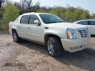 2007 Cadillac Escalade EXT z VIN 3GYFK62847G294240, wystawiony jako IAAI lot #42113385 z przebiegiem Nie podano mil oraz . Historia ofert i sprzedaży dostępna na DreamBid. Obrazek 1.