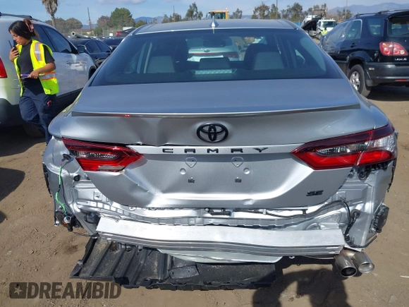 2023 Toyota Camry SE z VIN 4T1T11AK0PU153203, wystawiony jako IAAI lot #38763517 z przebiegiem 11 171 mil mil oraz . Historia ofert i sprzedaży dostępna na DreamBid. Obrazek 17.