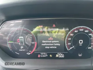 2024 Audi RS e-tron GT z VIN WAUBHBFW5R7900659, wystawiony jako IAAI lot #41797376 z przebiegiem 1010 mil mil oraz . Historia ofert i sprzedaży dostępna na DreamBid. Obrazek 18.