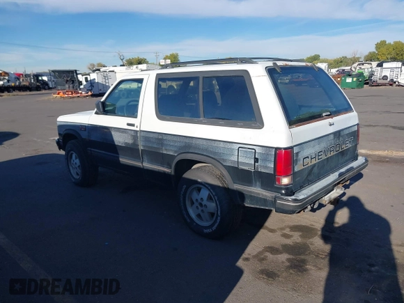 1988 Chevrolet Blazer z VIN 1GNCT18R2J8140350, wystawiony jako IAAI lot #40634800 z przebiegiem 188 704 mil mil oraz . Historia ofert i sprzedaży dostępna na DreamBid. Obrazek 3.