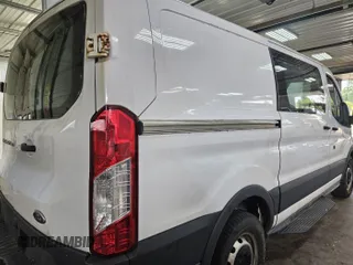 2017 Ford Transit z VIN 1FTYE1YMXHKA82272, wystawiony jako IAAI lot #42575786 z przebiegiem 256 393 mil mil oraz . Historia ofert i sprzedaży dostępna na DreamBid. Obrazek 7.