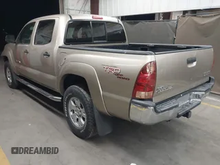 2005 Toyota Tacoma PreRunner z VIN 5TEJU62N65Z094557, wystawiony jako IAAI lot #41990607 z przebiegiem 109 219 mil mil oraz . Historia ofert i sprzedaży dostępna na DreamBid. Obrazek 3.