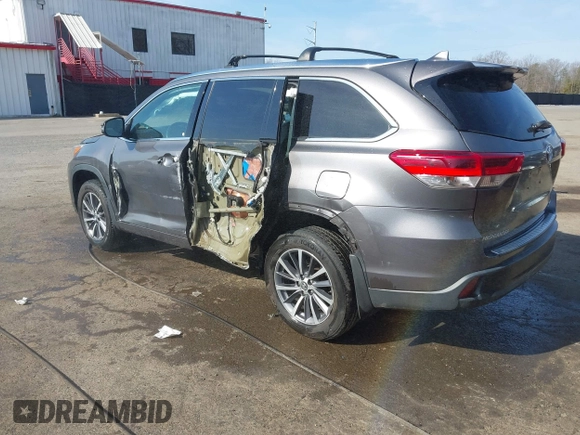 2018 Toyota Highlander SE z VIN 5TDJZRFH0JS549854, wystawiony jako IAAI lot #41771573 z przebiegiem 101 553 mil mil oraz . Historia ofert i sprzedaży dostępna na DreamBid. Obrazek 3.