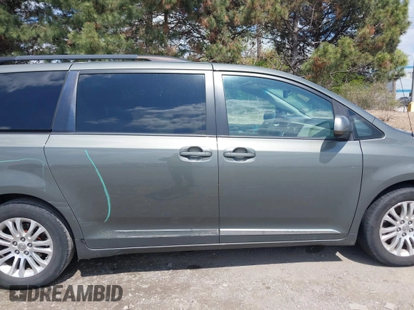 2012 Toyota Sienna XLE AAS z VIN 5TDYK3DC0CS221618, wystawiony jako IAAI lot #41983806 z przebiegiem 200 851 mil mil oraz . Historia ofert i sprzedaży dostępna na DreamBid. Obrazek 14.