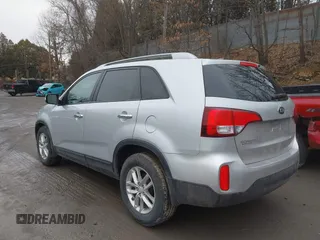 2015 Kia Sorento LX with VIN 5XYKTCA65FG632435, listed as a IAAI auction lot 41663787 with 126,722 mi miles. Bid and sale history available at carsss.com. Image 3.