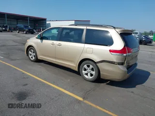 2012 Toyota Sienna LE AAS с VIN 5TDKK3DC0CS239963, выставлен на аукционе IAAI как лот 42550710 с пробегом 192 712 миль миль и . История ставок и продаж доступна на DreamBid. Изображение 3.