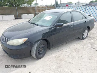 2005 Toyota Camry STD z VIN 4T1BE32K35U016571, wystawiony jako IAAI lot #42496809 z przebiegiem 179 290 mil mil oraz . Historia ofert i sprzedaży dostępna na DreamBid. Obrazek 2.