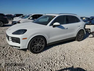 2024 Porsche Cayenne z VIN WP1AA2AY4RDA08608, wystawiony jako Copart lot #45282695 z przebiegiem Nie podano mil oraz Szkoda całkowita • Salvage title. Historia ofert i sprzedaży dostępna na DreamBid. Obrazek 1.