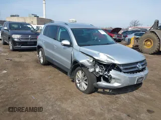 2012 Volkswagen Tiguan S z VIN WVGBV7AX9CW571627, wystawiony jako IAAI lot #41710871 z przebiegiem 157 998 mil mil oraz . Historia ofert i sprzedaży dostępna na DreamBid. Obrazek 1.