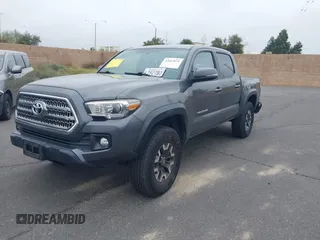 2017 Toyota Tacoma SR5 z VIN 3TMAZ5CN7HM045752, wystawiony jako IAAI lot #42057874 z przebiegiem 89 898 mil mil oraz . Historia ofert i sprzedaży dostępna na DreamBid. Obrazek 2.