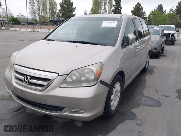 2005 Honda Odyssey LX with VIN 5FNRL38205B026824, listed as a IAAI auction lot 42068656 with 140,914 mi miles. Bid and sale history available at carsss.com. Image 6.