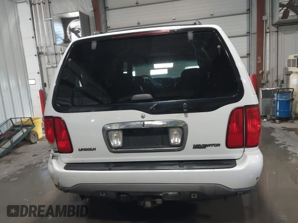 2002 Lincoln Navigator z VIN 5LMFU28R32LJ18485, wystawiony jako IAAI lot #41718606 z przebiegiem 228 590 mil mil oraz . Historia ofert i sprzedaży dostępna na DreamBid. Obrazek 17.