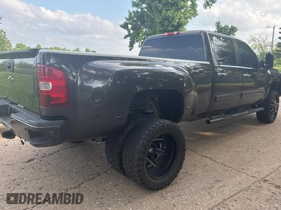 2014 Chevrolet Silverado 3500HD LTZ z VIN 1GC4K1C89EF132357, wystawiony jako Copart lot #59632865 z przebiegiem 218 735 mil mil oraz Czysty tytuł • Clean title. Historia ofert i sprzedaży dostępna na DreamBid. Obrazek 4.