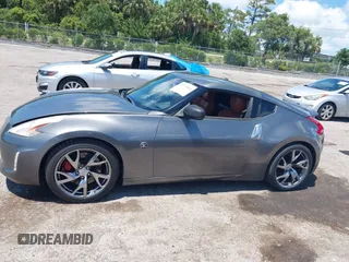 2013 Nissan 370Z Touring z VIN JN1AZ4EH2DM384011, wystawiony jako IAAI lot #42274166 z przebiegiem 87 499 mil mil oraz . Historia ofert i sprzedaży dostępna na DreamBid. Obrazek 14.