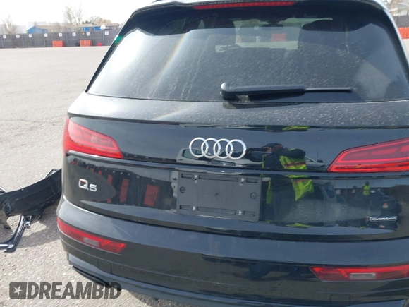 2025 Audi Q5 S line Premium z VIN WA1GAAFY9S2021963, wystawiony jako IAAI lot #41840606 z przebiegiem 6 900 mil mil oraz . Historia ofert i sprzedaży dostępna na DreamBid. Obrazek 17.