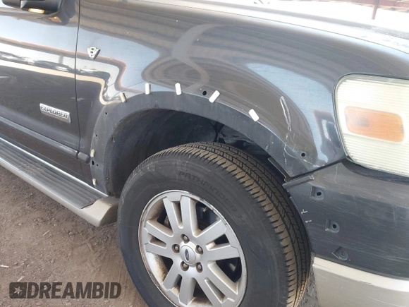 2007 Ford Explorer Eddie Bauer z VIN 1FMEU74867UA41718, wystawiony jako IAAI lot #42262818 z przebiegiem 129 454 mil mil oraz . Historia ofert i sprzedaży dostępna na DreamBid. Obrazek 6.