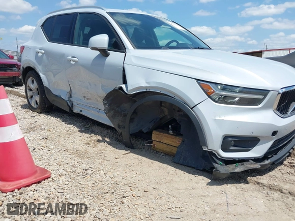 2021 Volvo XC40 Momentum z VIN YV4AC2HK4M2486512, wystawiony jako IAAI lot #42252265 z przebiegiem 56 397 mil mil oraz . Historia ofert i sprzedaży dostępna na DreamBid. Obrazek 1.