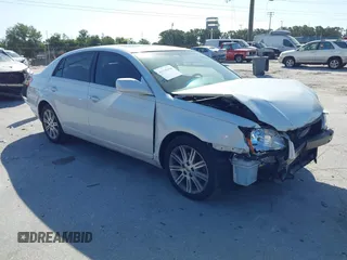 2007 Toyota Avalon XL z VIN 4T1BK36B77U223227, wystawiony jako IAAI lot #42130436 z przebiegiem 130 211 mil mil oraz . Historia ofert i sprzedaży dostępna na DreamBid. Obrazek 1.