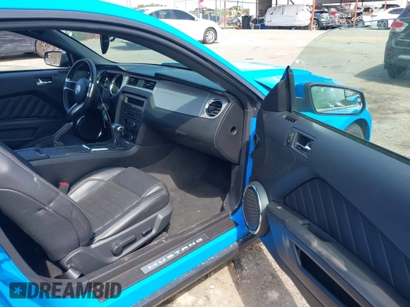 2011 Ford Mustang V6 with VIN 1ZVBP8AM3B5164284, listed as a IAAI auction lot 42013370 with 43,689 mi miles and . Bid and sale history available at DreamBid. Image 5.