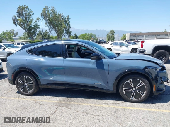 2023 Ford Mustang Mach-E Premium z VIN 3FMTK3R47PMA60861, wystawiony jako IAAI lot #42311615 z przebiegiem 27 469 mil mil oraz . Historia ofert i sprzedaży dostępna na DreamBid. Obrazek 13.