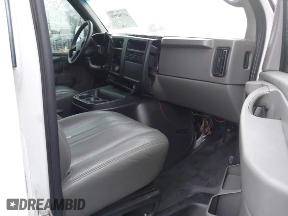 2007 Chevrolet Express Cargo Van with VIN 1GCGG25V271204099, listed as a IAAI auction lot 41786959 with 195,383 mi miles. Bid and sale history available at carsss.com. Image 5.