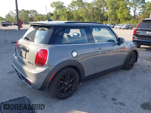 2020 MINI Hardtop Cooper S z VIN WMWXR5C00L2M23924, wystawiony jako IAAI lot #41520706 z przebiegiem 123 006 mil mil oraz . Historia ofert i sprzedaży dostępna na DreamBid. Obrazek 4.