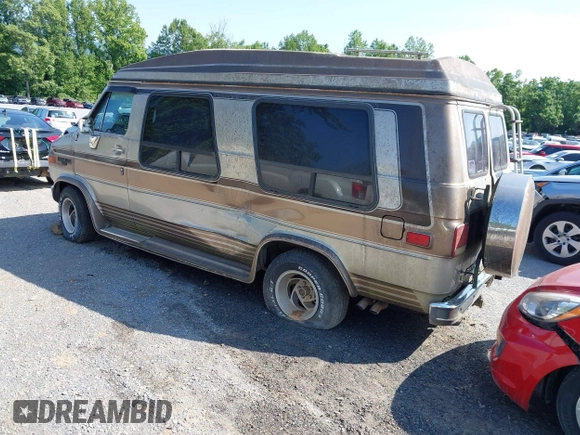 1988 Chevrolet Chevy Van z VIN 1GBEG25K8J7123095, wystawiony jako IAAI lot #42355125 z przebiegiem 92 496 mil mil oraz . Historia ofert i sprzedaży dostępna na DreamBid. Obrazek 3.