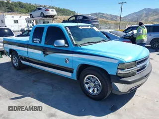 2001 Chevrolet Silverado 1500 LS with VIN 2GCEC19V611306921, listed as a IAAI auction lot 37653428 with 219,099 mi miles. Bid and sale history available at carsss.com. Image 1.
