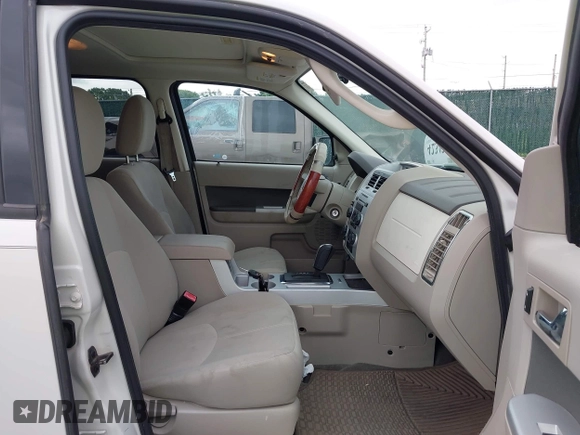 2011 Mercury Mariner z VIN 4M2CN9BG6BKJ01171, wystawiony jako IAAI lot #42342355 z przebiegiem 247 288 mil mil oraz . Historia ofert i sprzedaży dostępna na DreamBid. Obrazek 5.
