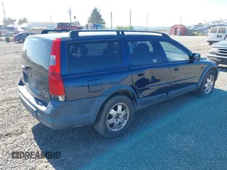 2002 Volvo V70 with VIN YV1SZ58D521055229, listed as a IAAI auction lot 42054331 with 141,077 mi miles. Bid and sale history available at carsss.com. Image 4.