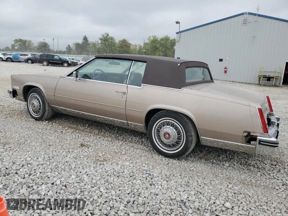 1985 Cadillac Eldorado z VIN 1G6EL5788FE655155, wystawiony jako Copart lot #73223134 z przebiegiem 68 676 mil mil oraz Tytuł czysty. Historia ofert i sprzedaży dostępna na DreamBid. Obrazek 2.