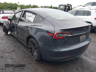 2021 Tesla Model 3 Performance z VIN 5YJ3E1EC3MF056187, wystawiony jako IAAI lot #42372230 z przebiegiem 56 679 mil mil oraz . Historia ofert i sprzedaży dostępna na DreamBid. Obrazek 3.