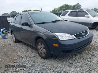 2007 Ford Focus S z VIN 1FAHP34NX7W188237, wystawiony jako IAAI lot #42122139 z przebiegiem 177 507 mil mil oraz . Historia ofert i sprzedaży dostępna na DreamBid. Obrazek 1.