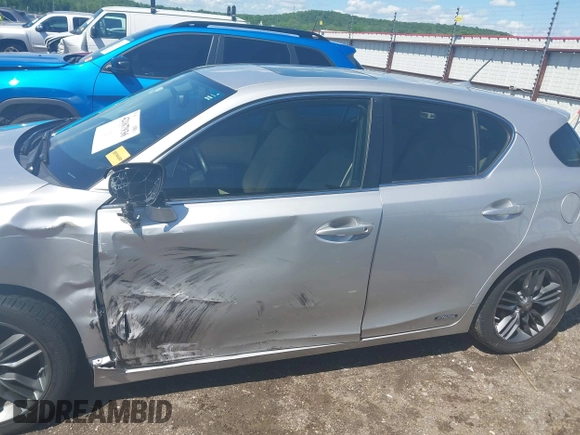 2012 Lexus CT 200h z VIN JTHKD5BH4C2095618, wystawiony jako IAAI lot #42167936 z przebiegiem 80 019 mil mil oraz . Historia ofert i sprzedaży dostępna na DreamBid. Obrazek 14.