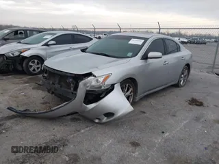 2014 Nissan Maxima SV z VIN 1N4AA5AP0EC485438, wystawiony jako IAAI lot #41346586 z przebiegiem 148 579 mil mil oraz . Historia ofert i sprzedaży dostępna na DreamBid. Obrazek 2.