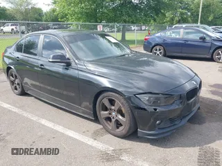 2013 BMW 3 Series 328i xDrive z VIN WBA3B5C53DJ598612, wystawiony jako IAAI lot #42548702 z przebiegiem 105 366 mil mil oraz . Historia ofert i sprzedaży dostępna na DreamBid. Obrazek 1.