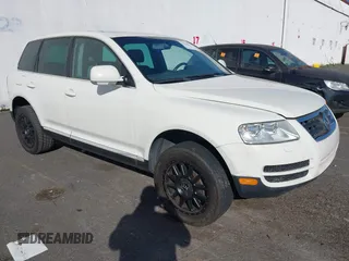 2004 Volkswagen Touareg z VIN WVGBC67L34D017050, wystawiony jako IAAI lot #41753327 z przebiegiem 156 687 mil mil oraz . Historia ofert i sprzedaży dostępna na DreamBid. Obrazek 1.